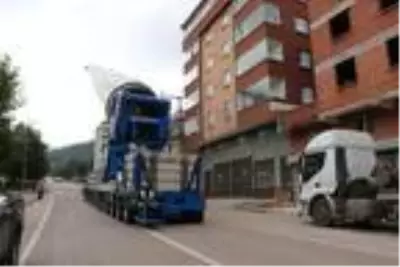 Rüzgar enerji santrali türbininin devasa kanadı taşındı Rüzgar enerji santrali türbininin devasa kanadı taşındı