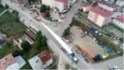 Rüzgar enerji santrali türbininin devasa kanadı taşındı Rüzgar enerji santrali türbininin devasa kanadı taşındı