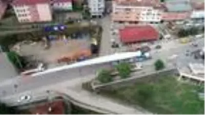 Rüzgar enerji santrali türbininin devasa kanadı taşındı Rüzgar enerji santrali türbininin devasa kanadı taşındı