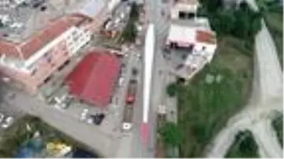 Rüzgar enerji santrali türbininin devasa kanadı taşındı Rüzgar enerji santrali türbininin devasa kanadı taşındı