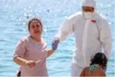 Sahilde 'Ölmek istemiyorum' diye ağlayan kadın, koronavirüslü çıktı Sahilde 'Ölmek istemiyorum' diye ağlayan kadın, koronavirüslü çıktı