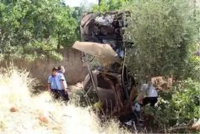 Tarlaya uçan araca fıstık ağacı ok gibi saplandı: 6 yaralı Tarlaya uçan araca fıstık ağacı ok gibi saplandı: 6 yaralı