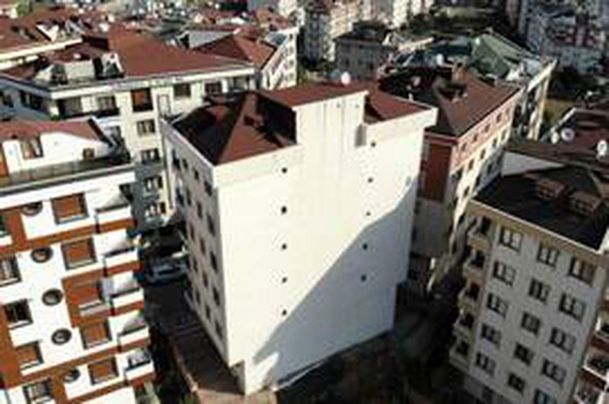 Temeli oynadığı için tahliye edilen binanın çevresinde tedirgin bekleyiş sürüyor