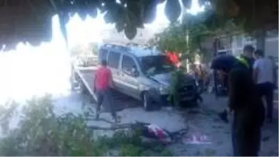 Ölümden saniyelerle kurtuldu... Kontrolden çıkan araç ağaca çarparak durabildi Ölümden saniyelerle kurtuldu... Kontrolden çıkan araç ağaca çarparak durabildi