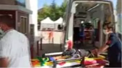 Tutunduğu kamyonet kasasından atlayan çocuk, karşıdan gelen aracın altında kaldı Tutunduğu kamyonet kasasından atlayan çocuk, karşıdan gelen aracın altında kaldı