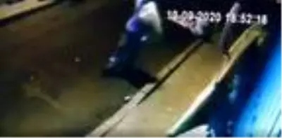 8 katlı binanın çatısından yere çakılan Ukraynalı kadının düşme anı güvenlik kamerasına yansıdı 8 katlı binanın çatısından yere çakılan Ukraynalı kadının düşme anı güvenlik kamerasına yansıdı