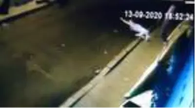 8 katlı binanın çatısından yere çakılan Ukraynalı kadının düşme anı güvenlik kamerasına yansıdı 8 katlı binanın çatısından yere çakılan Ukraynalı kadının düşme anı güvenlik kamerasına yansıdı