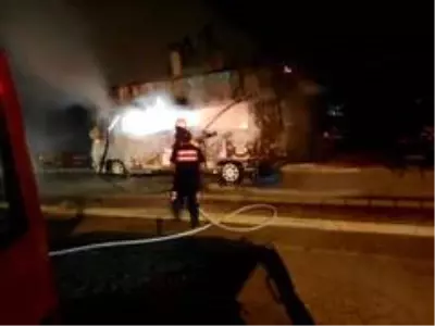 Amasya'da seyyar köfte minibüsü yandı: 1 yaralı Amasya'da seyyar köfte minibüsü yandı: 1 yaralı