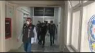 ANKARA Ankara'da çaldıkları 10 otomobili satmaya çalışırken yakalandılar ANKARA Ankara'da çaldıkları 10 otomobili satmaya çalışırken yakalandılar