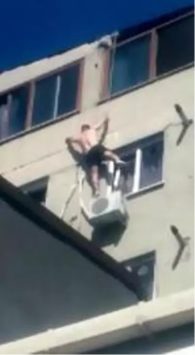 Korku dolu anlar kamerada! Pencereye tırmanırken 7'nci kattan düşüp öldü Korku dolu anlar kamerada! Pencereye tırmanırken 7'nci kattan düşüp öldü