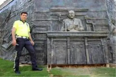 Demokrasi Şehidi Merhum Başbakan Menderes için şarkı besteledi Demokrasi Şehidi Merhum Başbakan Menderes için şarkı besteledi