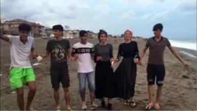 Diyarbakırlı mevsimlik fındık işçileri, kardeşlik mesajlarıyla memleketlerine uğurlandı Diyarbakırlı mevsimlik fındık işçileri, kardeşlik mesajlarıyla memleketlerine uğurlandı