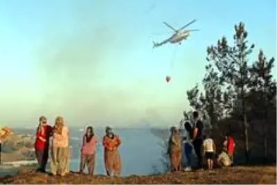 Evlerine yakın bölgede çıkan orman yangınından panikle kaçtılar Evlerine yakın bölgede çıkan orman yangınından panikle kaçtılar