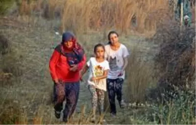 Evlerine yakın bölgede çıkan orman yangınından panikle kaçtılar Evlerine yakın bölgede çıkan orman yangınından panikle kaçtılar