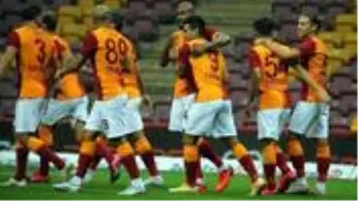 Galatasaray, futbolcuların maaş indirimiyle toplam 83 milyon TL tasarruf yaptı Galatasaray, futbolcuların maaş indirimiyle toplam 83 milyon TL tasarruf yaptı