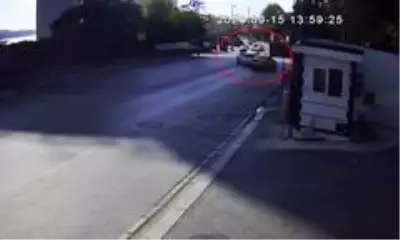 İstanbul'da hatalı dönüş kazası kamerada: 3 yaralı İstanbul'da hatalı dönüş kazası kamerada: 3 yaralı