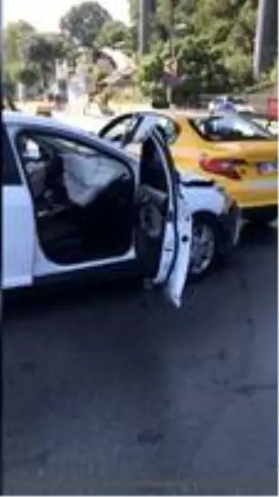 İstanbul'da hatalı dönüş kazası kamerada: 3 yaralı İstanbul'da hatalı dönüş kazası kamerada: 3 yaralı