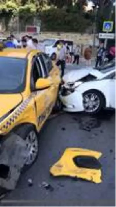 İstanbul'da hatalı dönüş kazası kamerada: 3 yaralı İstanbul'da hatalı dönüş kazası kamerada: 3 yaralı