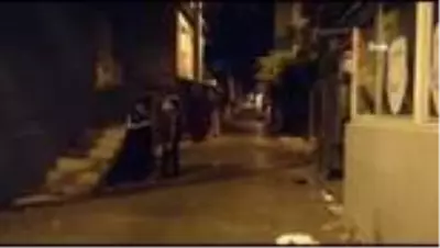 İzmir'de iki grup arasında silahlı kavga: 1 ölü, 3 yaralı İzmir'de iki grup arasında silahlı kavga: 1 ölü, 3 yaralı