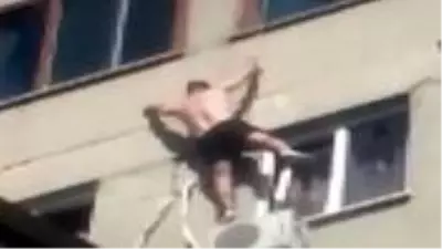 Korku dolu anlar kamerada! Pencereye tırmanırken 7'nci kattan düşüp öldü Korku dolu anlar kamerada! Pencereye tırmanırken 7'nci kattan düşüp öldü
