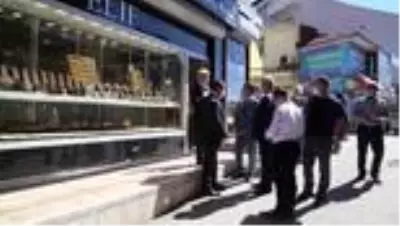 Son dakika... Kuyumcuların yoğun olarak bulunduğu bölgede her sokak bir polise zimmetlendi Son dakika... Kuyumcuların yoğun olarak bulunduğu bölgede her sokak bir polise zimmetlendi