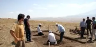 Muş Alparslan Üniversitesi: Malazgirt Savaşı'nın alan tespitinde kazı çalışmaları başladı Muş Alparslan Üniversitesi: Malazgirt Savaşı'nın alan tespitinde kazı çalışmaları başladı