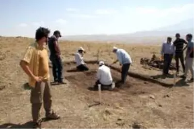 Malazgirt Savaşı'nın alan tespitinde kazı çalışmaları başladı Malazgirt Savaşı'nın alan tespitinde kazı çalışmaları başladı