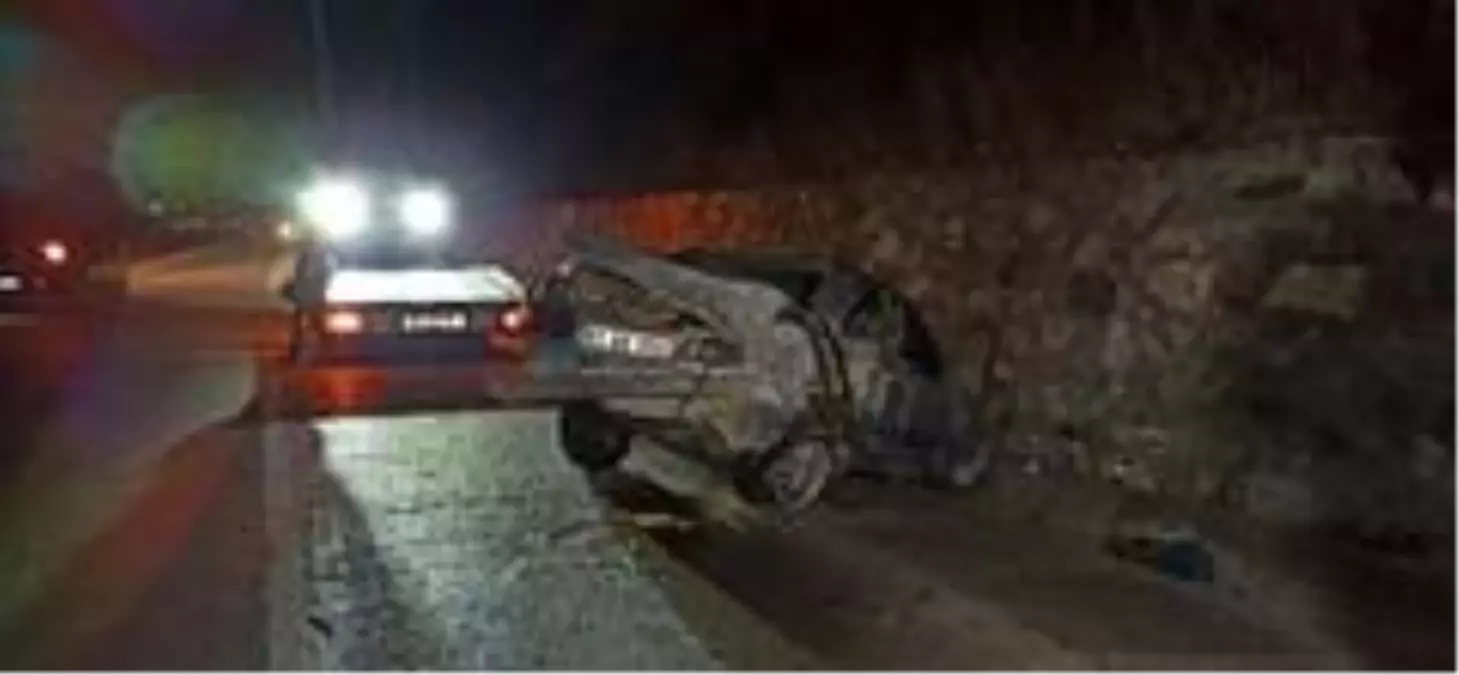 Mandaya çarpan otomobil, hurdaya döndü; 2 yaralı