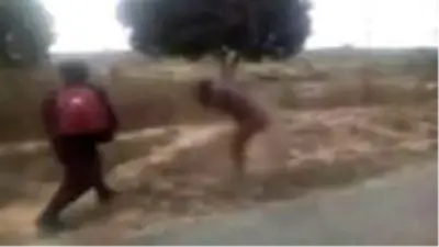 Mozambik'te kan donduran görüntüler! Askerler bir kadını sopayla dövdü, sonra öldürdü Mozambik'te kan donduran görüntüler! Askerler bir kadını sopayla dövdü, sonra öldürdü
