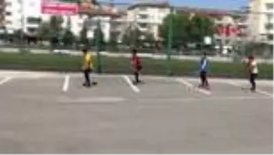 NİĞDE Kayaklı koşu sporcuları, trafiğe kapalı caddede antrenman yapıyor NİĞDE Kayaklı koşu sporcuları, trafiğe kapalı caddede antrenman yapıyor
