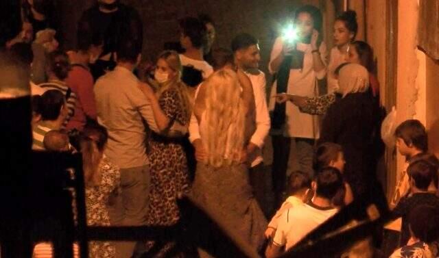 Onca uyarı ve yasağa rağmen sokak ortasında düzenlenen eğlencede korona kuralları hiçe sayıldı