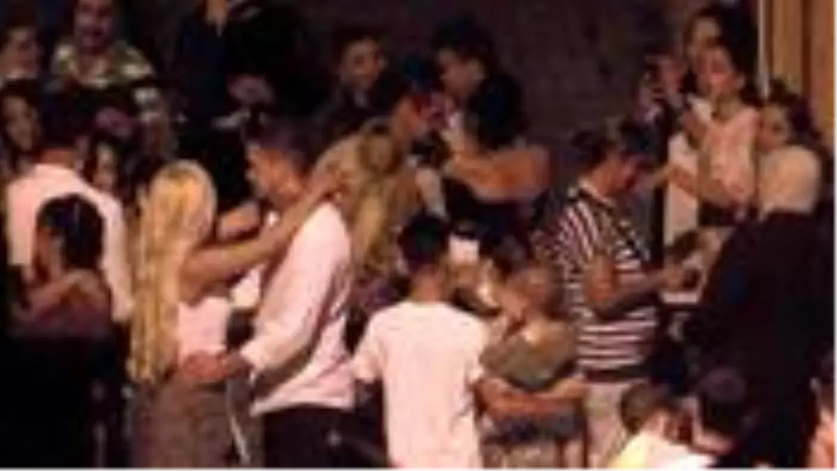 Onca uyarı ve yasağa rağmen sokak ortasında düzenlenen eğlencede korona kuralları hiçe sayıldı