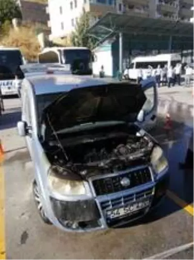 Park halindeki araç alev aldı Park halindeki araç alev aldı