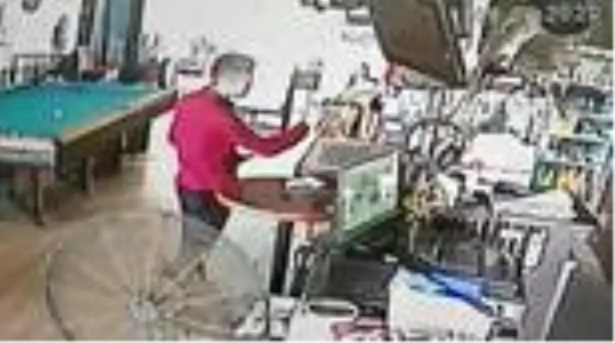 Polislerden biriktirdiği para çalınan gence ayakkabı ve top hediyesi