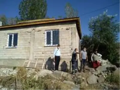 Şenkaya Kaymakamlığı ihtiyaç sahibi vatandaşların evlerini yeniliyor Şenkaya Kaymakamlığı ihtiyaç sahibi vatandaşların evlerini yeniliyor