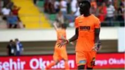 Trabzonspor'un gündemine gelen Papiss Cisse, 2 yıllık sözleşme ve 1.5 milyon euro maaş istedi Trabzonspor'un gündemine gelen Papiss Cisse, 2 yıllık sözleşme ve 1.5 milyon euro maaş istedi