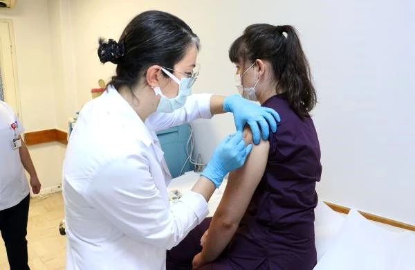 Son Dakika! Türkiye'de tarihi gün! Koronavirüs aşısında ilk gönüllü uygulamasına ait görüntüler paylaşıldı