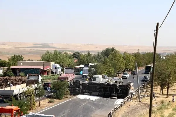 DİYARBAKIR Tuz yüklü TIR, EDS direğine çarptı; karayolunda ulaşım 2