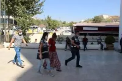 21 suç kaydı bulunan hırsız, 100 bin TL'lik altınları çaldı, yakalandı 21 suç kaydı bulunan hırsız, 100 bin TL'lik altınları çaldı, yakalandı