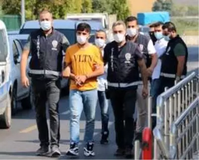 Adana'da 'trafik kazası' kavgası: 2 yaralı, 3 tutuklama Adana'da 'trafik kazası' kavgası: 2 yaralı, 3 tutuklama