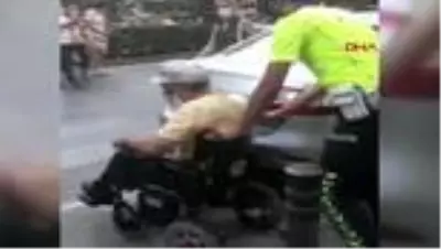 Son Dakika | ADANA Otomobil park edilen yaya geçidindeki engelli vatandaşa polis yardım etti Son Dakika | ADANA Otomobil park edilen yaya geçidindeki engelli vatandaşa polis yardım etti