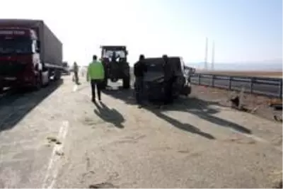 Ağrı'da traktör devrildi: 3 yaralı Ağrı'da traktör devrildi: 3 yaralı