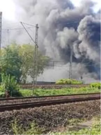 Almanya'da otoyolda kaza yapan yakıt tankeri alev aldı Almanya'da otoyolda kaza yapan yakıt tankeri alev aldı