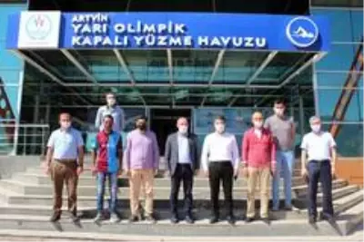 Artvin'de Trabzonspor futbol okulu öğrencileri yüzme öğreniyor