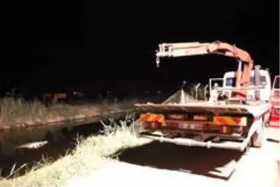 Aydın'da kamyonet kanala uçtu; 1 ağır 2 yaralı Aydın'da kamyonet kanala uçtu; 1 ağır 2 yaralı