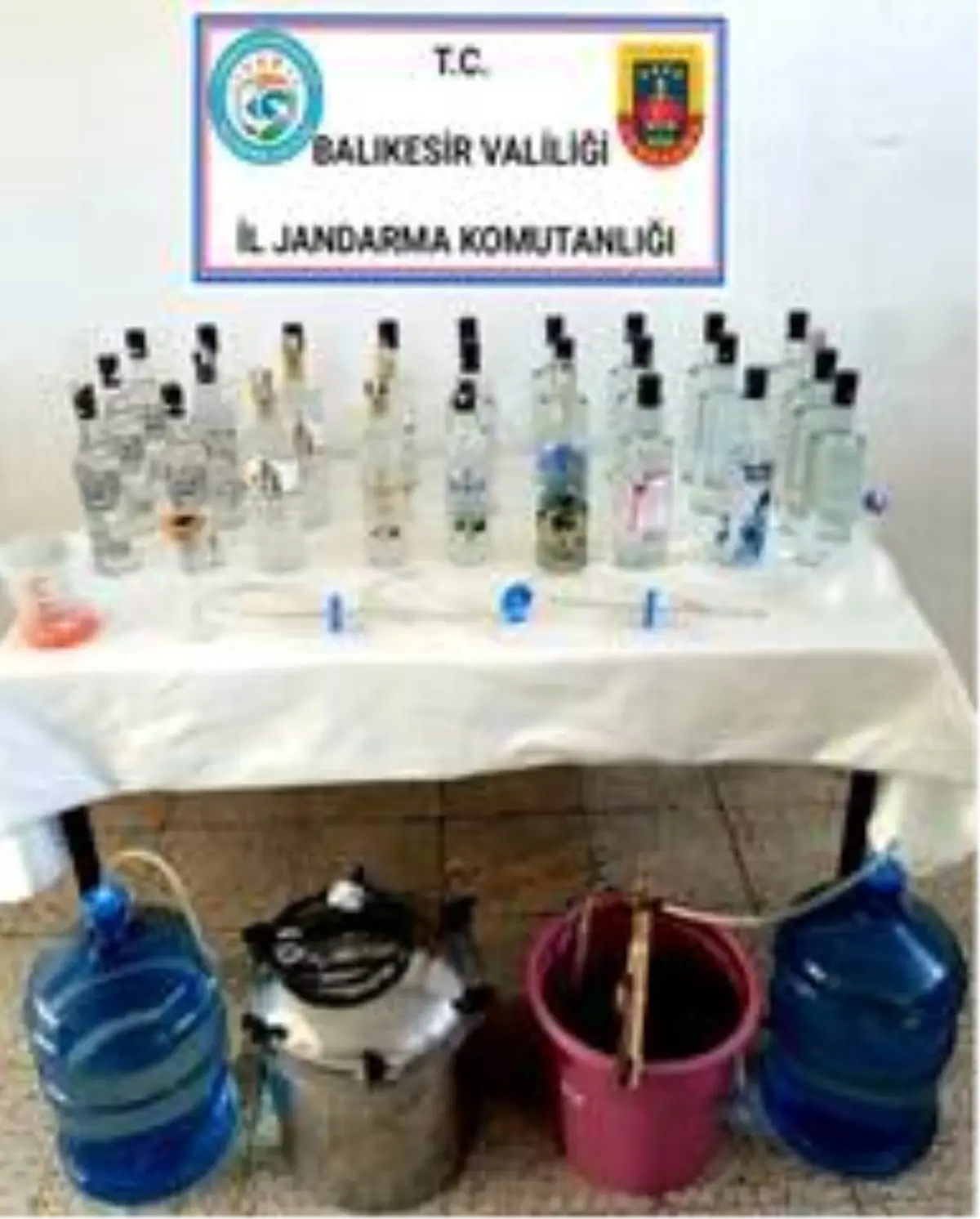Balıkesir'de 150 litre kaçak içki ele geçirildi