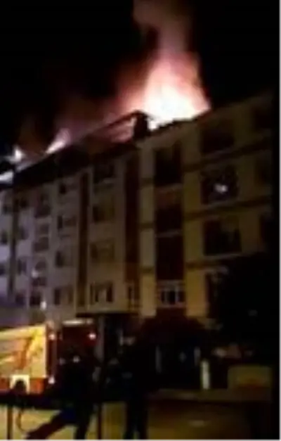 Başkent'te korkutan çatı yangını: 1 kişi dumandan etkilendi Başkent'te korkutan çatı yangını: 1 kişi dumandan etkilendi