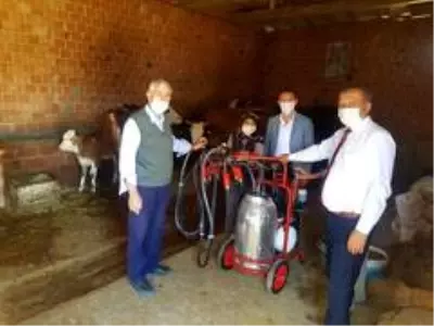 Birlik başkan Kaya Emine Tunç'a süt sağma makinası hediye etti Birlik başkan Kaya Emine Tunç'a süt sağma makinası hediye etti