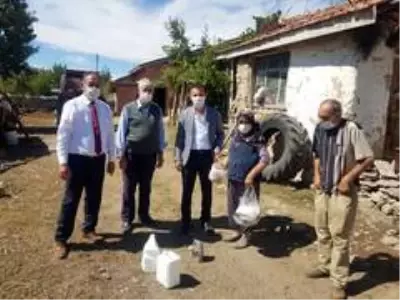 Birlik başkan Kaya Emine Tunç'a süt sağma makinası hediye etti Birlik başkan Kaya Emine Tunç'a süt sağma makinası hediye etti