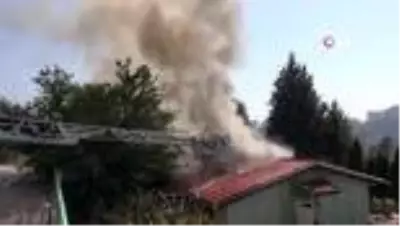 Bitişik vaziyetteki 4 ev alevlere teslim oldu Bitişik vaziyetteki 4 ev alevlere teslim oldu